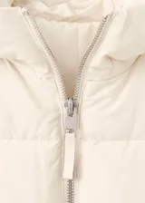 Campera puffer acolchada con relleno y capucha, de color blanco, con cuello alto, cierre de cremallera doble y manga larga.
