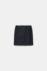 Minifalda de tiro medio confeccionada en denim oscuro, con cierre de cremallera en la espalda y costuras pespuntadas en contraste.