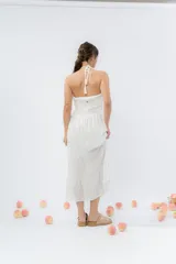 Vestido largo negro con top tejido en crochet y falda de gasa liviana con caída natural. Escote halter con breteles que atan al cuello y detalle de puntilla en la unión del busto.