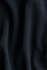 Remera entallada de manga larga con cuello redondo, confeccionada en tejido de punto.