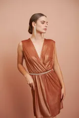 Vestido corto de jersey metalizado color cobre, sin mangas, con escote en V cruzado y falda recta.