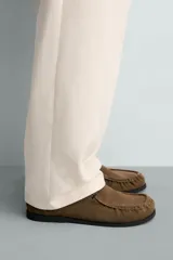 Zapato casual de cordones para hombre, confeccionado en piel con acabado serraje de color marrón. Presenta detalle de bordón en el empeine, forro y plantilla de piel, horma redonda y suela a contraste.