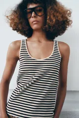 Top de algodón con estampado de rayas horizontales negras y beige, escote redondo y manga sisa.