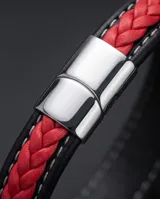 Pulsera de diseño bicolor con cuero trenzado en color rojo y bordes negros, con cierre magnético de acero inoxidable pulido.
