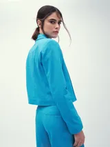 Chaqueta celeste con cierre frontal, cuello clásico y mangas largas.