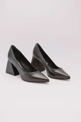 Zapatos de tacón color fucsia con textura croco, punta fina y tacón cuadrado forrado en cuero.