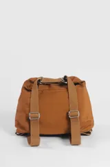 Bolso hobo marrón tostado que se puede usar como mochila, confeccionado en 100% poliéster. Cuenta con solapa frontal con botón a presión, correa ajustable y herrajes metálicos plateados.