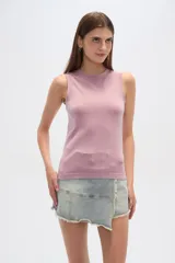 Musculosa gris sin mangas, al cuerpo y cuello a la base.
