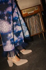 Sandalias de tacón color visón con plataforma y pulsera al tobillo.