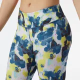 Calza larga de running New Balance modelo Printed Accelerate WP11213BYU, con estampado abstracto en tonos azul, amarillo y blanco.