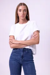 Pantalón de jean azul de corte wide leg y tiro alto.