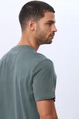 Remera T-shirt de algodón color gris oscuro con estampado frontal de estilo vintage con una motocicleta, texto "Authentic Legacy The Original" y "NYC".