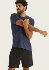 Camiseta deportiva de manga corta en color azul marino, de cuello redondo y corte cómodo para entrenamiento.