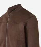 Chaqueta bomber azul marino lisa, con cierre frontal, cuello redondo y bolsillos laterales.