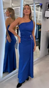 Vestido largo azul con brillo, de un solo hombro, con drapeado en la cintura y detalle de hebilla con pedrería.