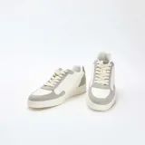 Zapatillas urbanas bajas de cuero sintético, color blanco con detalles en gris y verde en el talón.