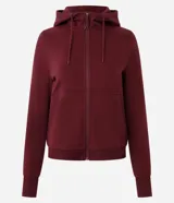 Campera deportiva de corte regular, color beige, con capucha ajustable mediante cordones, cierre frontal de cremallera y bolsillos laterales. Confeccionada en tejido de algodón y poliéster.