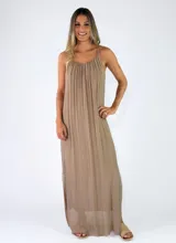 Vestido largo negro de corte fluido, con diseño plisado, tirantes finos regulables y escote redondo.