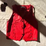 Chaleco de cuero rojo de la marca Bona, con escote en V, cierre frontal con botones oscuros y detalles de tachas metálicas en los bordes delanteros.