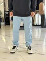 Pantalón de jean gris con lavado ácido, corte holgado de estilo oversize y diseño recto.