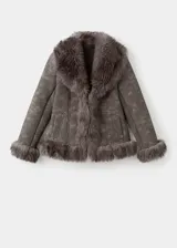 Chaqueta de efecto ante con cuello, solapas y puños de pelo sintético. Presenta un diseño entallado de manga larga, cierre frontal con ganchos y bolsillos laterales.