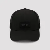 Gorro trucker color negro con paneles traseros de red, visera curva y parche frontal con el texto "black".