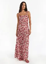 Vestido largo de tirantes con estampado de cerezas, de la marca brasilera Triya.