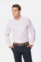 Camisa de manga larga con cuello button-down, cierre frontal con botones y un bolsillo ojal en el pecho con logo bordado. Presenta un diseño de microcuadros en tonos rosados.