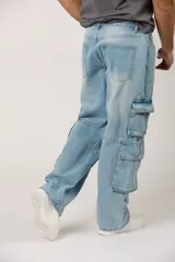 Jean baggy cargo de color celeste claro, de corte amplio y relajado, con múltiples bolsillos utilitarios en los laterales de las piernas.