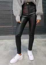 Pantalón negro de bengalina engomada, tiro alto, elastizado y chupín.