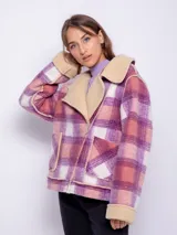 Tapado corto con diseño a cuadros en tonos violeta, rosa y blanco. Cuenta con interior de corderito color beige y cierre frontal con cremallera diagonal.