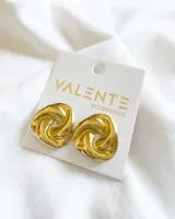 Par de aros dorados con diseño de nudo celta.