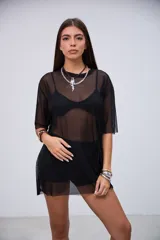 Remerón de microtul negro, semi transparente, de corte holgado y mangas cortas.