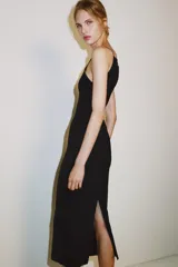 Vestido midi negro con escote cuadrado y tirantes finos, confeccionado en mezcla de poliamida.