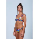Conjunto de bikini con estampado colorido de frutas sobre fondo azul. El top es de estilo triángulo con breteles con volados, y la bombacha es de corte vedetina.