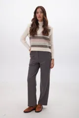 Pantalón gris oscuro de corte recto, con cintura elastizada, cierre de cremallera y botón.