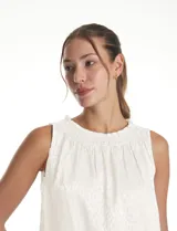 Blusa sin mangas de satén labrado color blanco, con cuello a la base en punto smock.