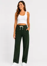 Pantalón de felpa color negro, de corte recto y holgado. Cuenta con cintura elástica con cordón ajustable y bolsillos laterales.