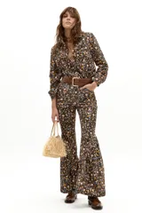 Pantalón de tiro alto con corte acampanado y vuelo en el ruedo. Confeccionado en corduroy de algodón estampado con diseño de flores pequeñas, cuenta con pretina, pasacintos y bolsillos frontales y traseros.