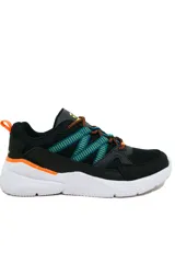 Championes deportivos Topper modelo Chalpa, color negro con suela y detalles en beige. Cuenta con cordones bicolor y tiras laterales decorativas.