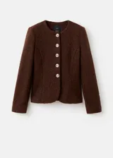 Chaqueta entallada de tejido bouclé color marrón, con cuello redondo, manga larga y cierre frontal de botones con efecto joya. Incluye forro interior.