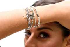 Pulsera de plata 925 con dije de mano de Fátima calada.