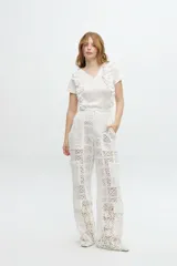 Remera color amarillo con escote en V y volantes laterales.