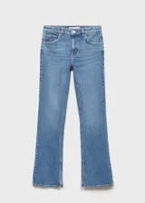 Jeans tiro medio de corte recto en tono azul clásico, con trabillas, cierre delantero de cremallera y botón, y aberturas en el bajo.