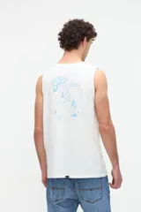 Musculosa de algodón color blanco, con estampa en la espalda en tonos celestes y diseño sin mangas.