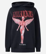 Buzo con capucha de corte regular y mangas largas, confeccionado en tejido de algodón con interior afelpado. Presenta estampa frontal de la banda Nirvana con diseño del álbum In Utero en tonos rojizos sobre fondo negro.