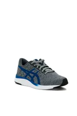 Championes deportivos Asics modelo Streetwise, color azul con diseño melange, suela blanca con detalles en naranja y el logo de la marca en tono rosado en el lateral.