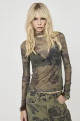 Blusa de tul verde militar con mangas largas, escote redondo y diseño semitransparente con estampado floral.