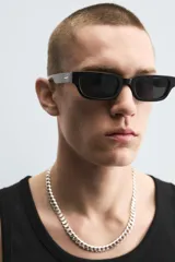 Musculosa negra ajustada de algodón con elasticidad, cuello redondo y sisa ancha.