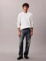 Sweater de punto técnico con corte boxy y cuello semi alto. Presenta un diseño minimalista de manga larga con puños en contraste y ajuste relajado.